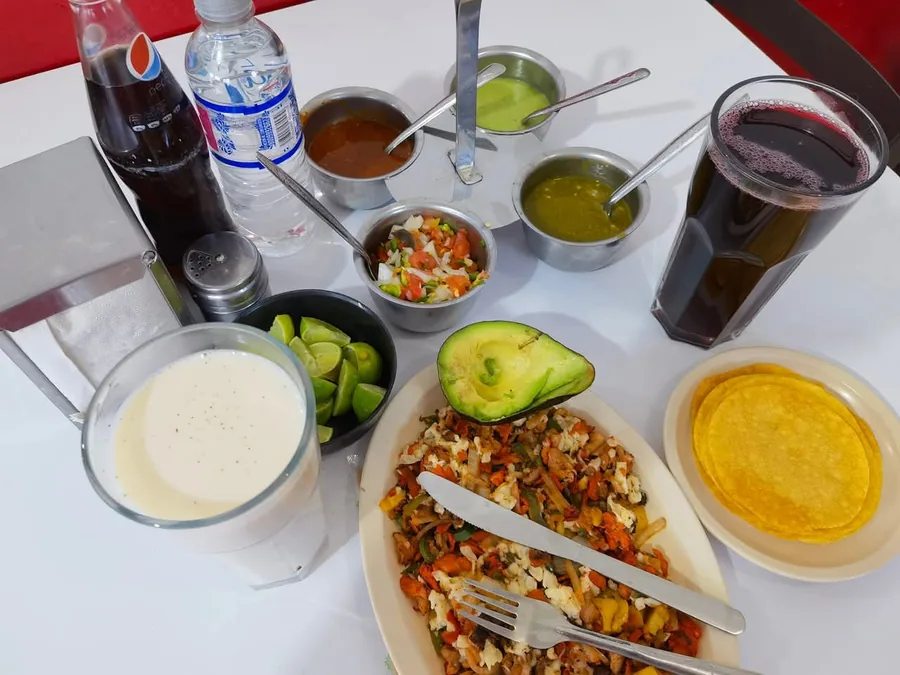 Mesa servida con salsas y guarniciones